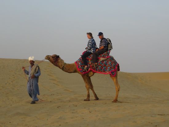 andere ritten paarweise in die Wüste hinein - Wo geht’s hier zum Sonnenuntergang