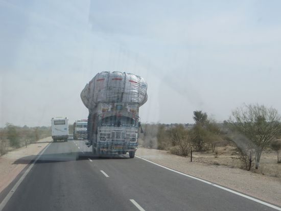 der LKW ist voll beladen