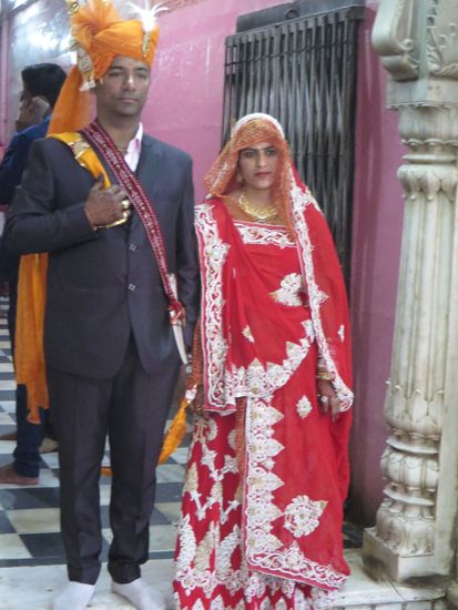 Brautpaare kamen her, um sich segnen zu lassen und sie knieten mit den Ratten auf dem Boden