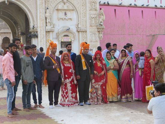 Zwei Brautpaare mit ihren Familien