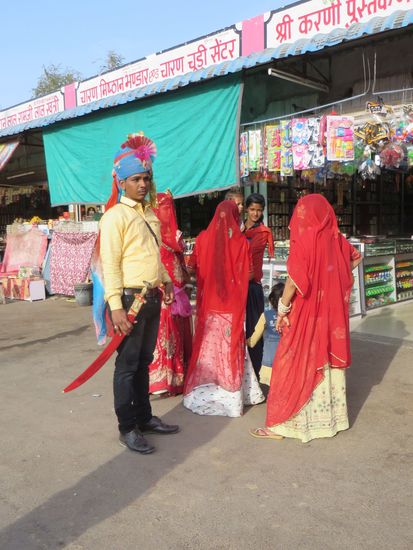 Stolzer Bräutigam mit Schwert
