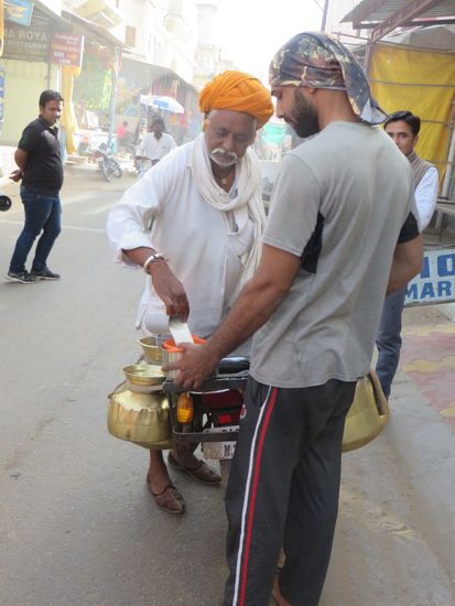 Wir sind zu Fuß in den kleinen Ort hineingegangen,
ein alter Mann verkauft Milch direkt aus der Kanne