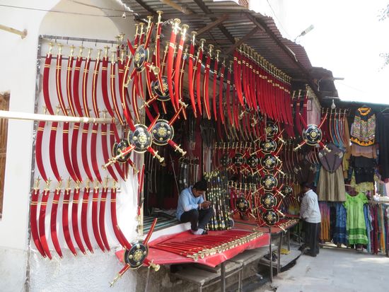 hier gibt es viele Schwerter zu kaufen, die trägt der indische Mann zu Hochzeit