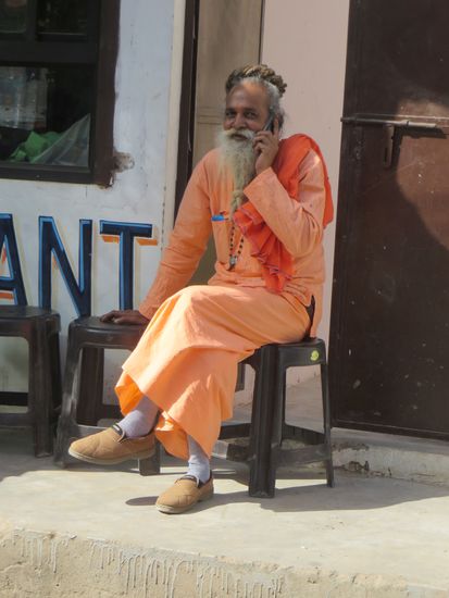 Ob er mit Gott Brahma telefoniert ?