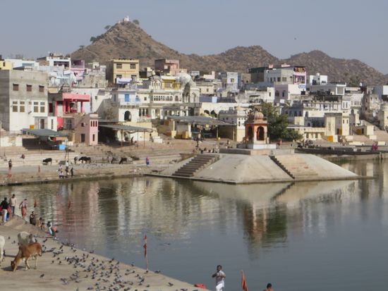 eine Verbrennungsstelle am heiligen See, hier wurde auch Gandhis Asche in den See geschüttet.