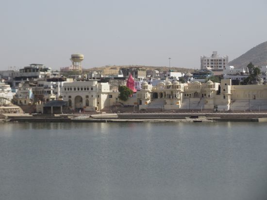 Heute liegen große Hotelanlagen rund um den See
