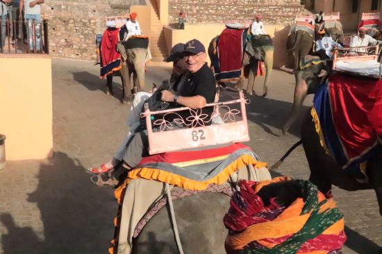 Unser Ritt ging los. Gemütlich schaukelte der Elefant los den engen Weg hinauf zum Fort.