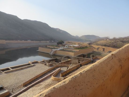 Der Blick hinunter auf den See und eine Tempelanlage