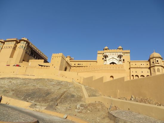 Der Blick hinauf zum Amber Fort