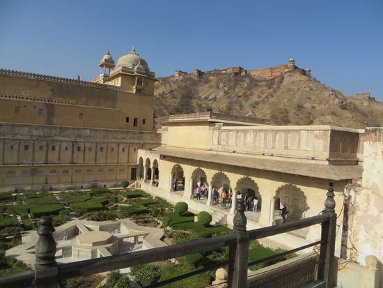 Ein weiterer Wohntrakt mit Garten