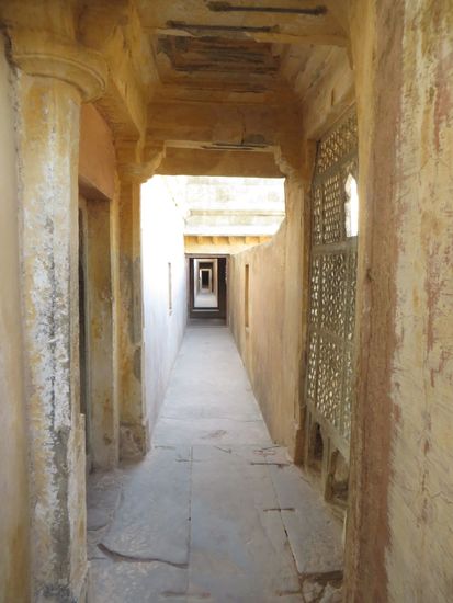 Schmale Laufgänge, die die einzelnen Trakte verbinden