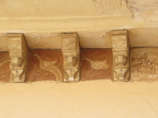 Schmale Laufgänge, die die einzelnen Trakte verbinden