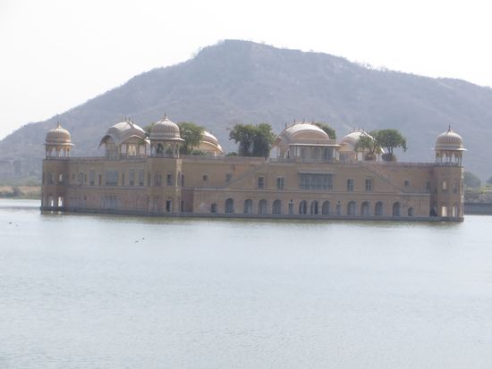 Nach der Besichtigung ging es zurück in die Stadt und wir fuhren am Seepalast vorbei. 
Heute das Museum für moderne Kunst.