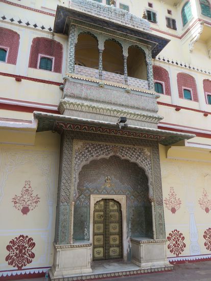 Schön gestaltete Eingangstür