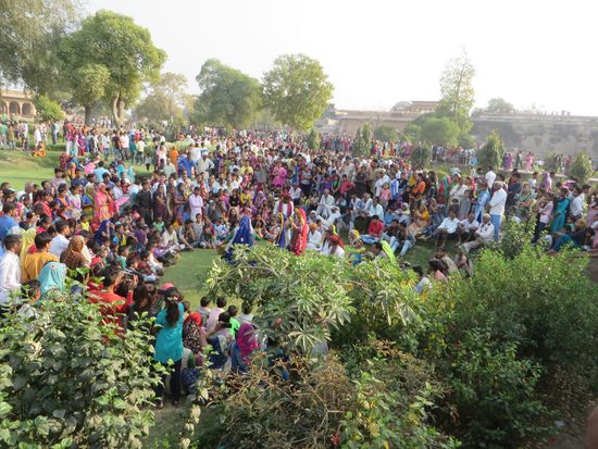 viele bunt gekleidete Menschen sind zum Festival gekommen.
