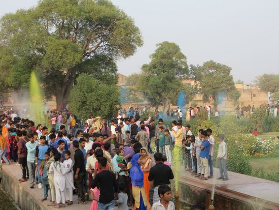 farbiges Wasser sprudelt aus den Brunnen