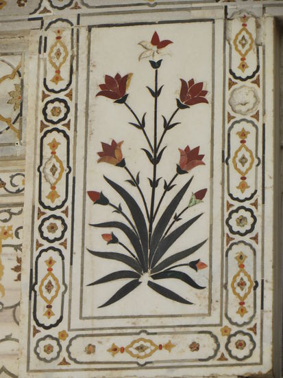 Der Wandschmuck aus Marmor und die Blüten aus Halbedelsteinen