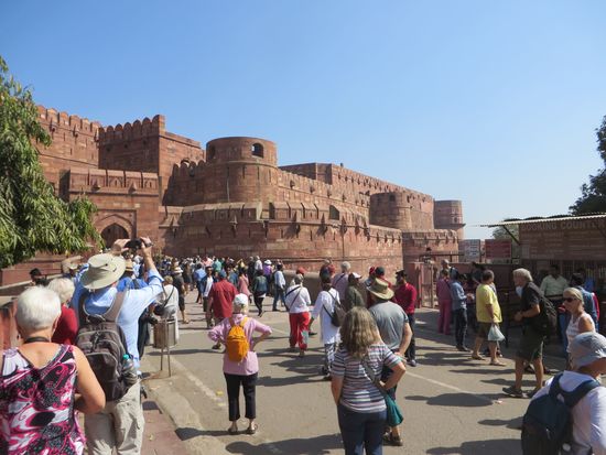 Dann ging es per Bus zum nächsten Weltkulturerbe, dem Roten Fort erbaut 1565.