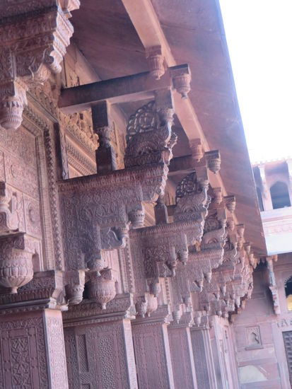 Steindekorationen aus rotem Sandstein