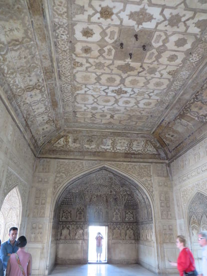 Unter Hausarrest gesetzt, lebte Shah Jahan hier im Diwan-e-Khas, erbaut aus weißem Marmor, mit Blick auf das Mausoleum, dem Taj Mahal.