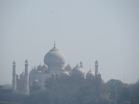 Shah Jahan  Blick aufs Taj Mahal, das über dem Fluß im Dunst liegt