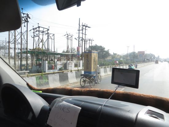 Die Rikscha ist auch wieder abenteuerlich beladen.