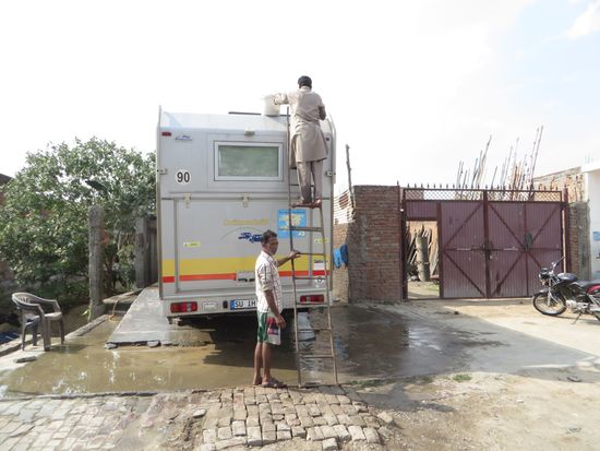 Unterwegs lassen wir wieder einmal unser Auto waschen, es ist wieder ganz schön dreckig.