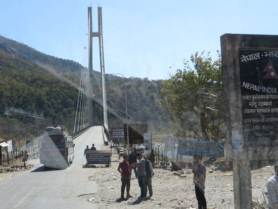 die neue Brücke ist schon befahrbar