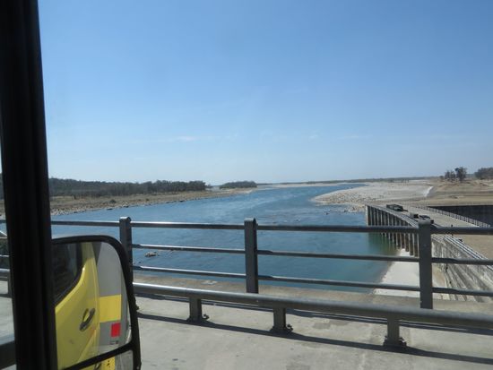 wir fahren über die Brücke