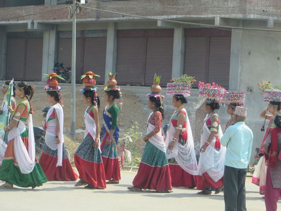 junge Frauen tragen Krüge auf dem Kopf