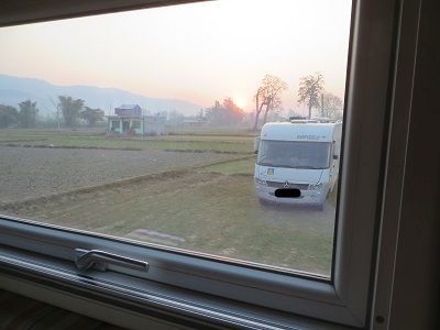 Unser Stellplatz ist ein Acker direkt an der Straße.