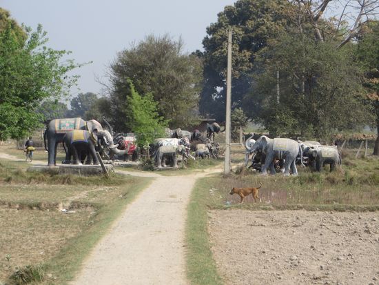 Unterwegs eine Elefantenherde aus Stein.