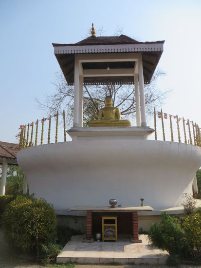 An dem Buddhatempel, nahe des Klosters, machten wir zuerst halt.