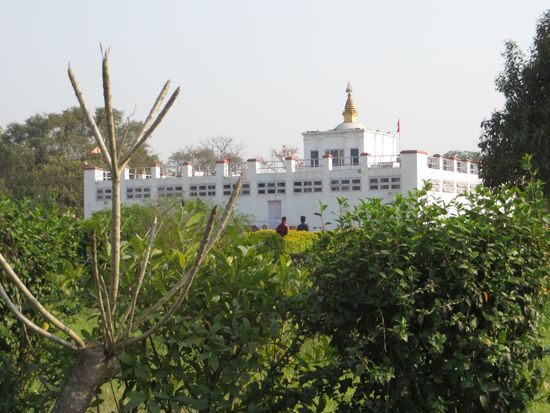 Es ging weiter zum Tempel, der den Namen der Mutter Buddhas trägt. Hier soll genau die historische Stelle der Geburt sein