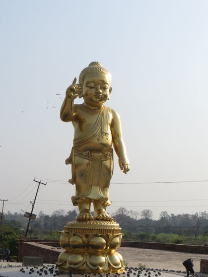 Wir gingen noch weiter durch den heiligen Garten zur Statue von Buddha als Kind.