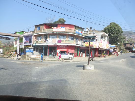 weiter gehts durch ein Dorf
