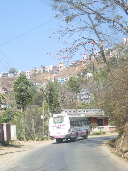 Da geht’s hinauf nach Tansen. Hier stehen wir an einer Berufsschule hoch über dem Dorf. Mit etwas Glück kann man den Himalaya sehen.