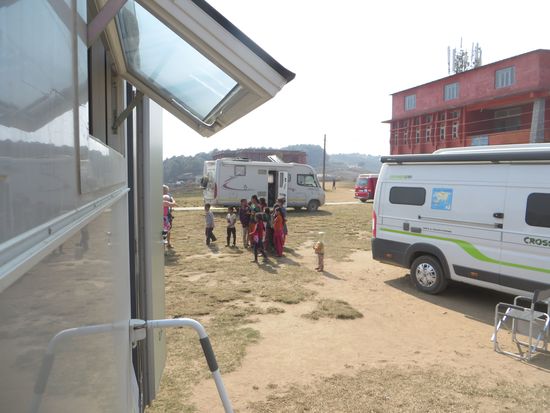 Gleich kamen zahlreiche Dorfbewohner zum gucken