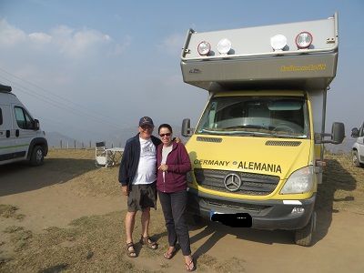 schemenhaft im Hintergrund der Himalaya