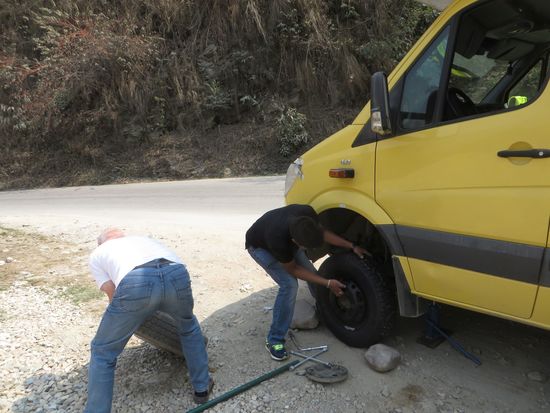 das neue Rad wird eingesetzt