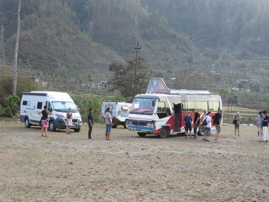 Auf einem Bolzplatz finden wir unseren Stellplatz und schon bald kommt der Bus um uns abzuholen und wir fahren hinauf in das Dorf Bandipur. Die Straße hinauf ist eng, steil und kurvig und wir sind froh, diese Strecke nicht mit dem Wohni fahren zu müssen.