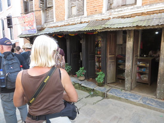 , 
Oben angekommen, machen wir uns zu Fuß auf und laufen durch die kleinen Gassen mit den Restaurants.