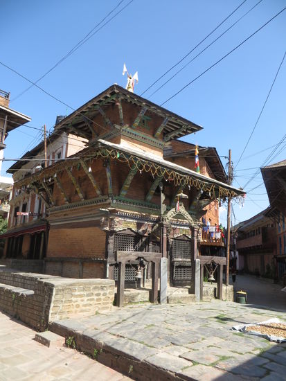 Ein kleiner Tempel mit den Glocken davor, die man läuten muß, um den Gott zu wecken, damit er das Gebet hört.