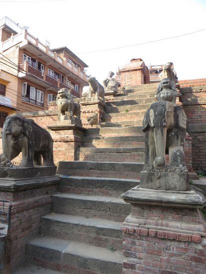 Die Treppe ist schon wiederhergestellt, der Tempel dazu nicht.