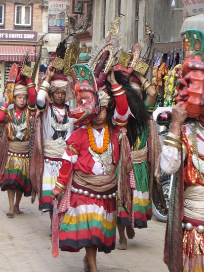 Dann kamen uns Maskenmänner entgegen, sie machten Musik und tanzten auf der Straße