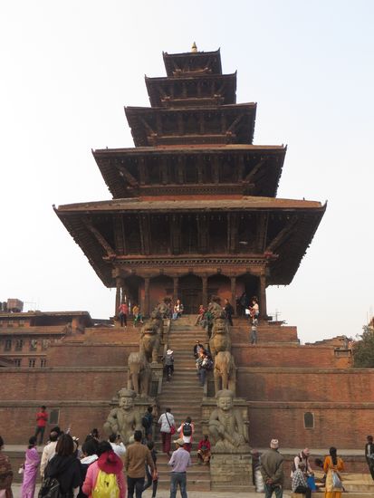 Dieser fünfstufige Tempel in mitten der Stadt auch