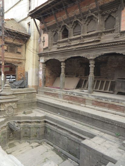 Die Brunnenanlage vor einem Tempel, auch vom Erdbeben beschädigt, so daß kein Wasser mehr darin ist.