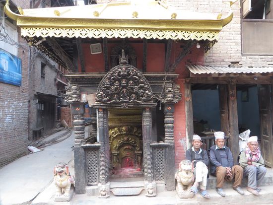 die alten Männer bewachen ihre Gottheit