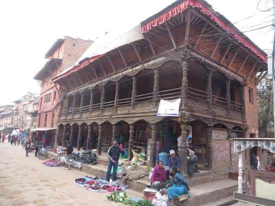 Vor diesem alten Haus werden allerlei Waren verkauft