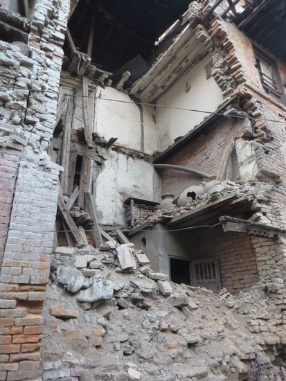 Das sind die Auswirkungen des Bebens mitten in der Stadt. 2015 sind in Bhaktapur 200 Menschen umgekommen.